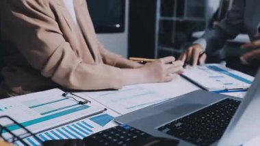 Finans, bütçe ve vergi hesapları. Kadın elini hesap makinesiyle kapatarak ev finansmanı hesaplama, masadaki dizüstü bilgisayarla muhasebe, bütçe yönetimi, aylık harcamalar.