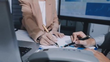 Finans, bütçe ve vergi hesapları. Kadın elini hesap makinesiyle kapatarak ev finansmanı hesaplama, masadaki dizüstü bilgisayarla muhasebe, bütçe yönetimi, aylık harcamalar.