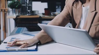 Finans, bütçe ve vergi hesapları. Kadın elini hesap makinesiyle kapatarak ev finansmanı hesaplama, masadaki dizüstü bilgisayarla muhasebe, bütçe yönetimi, aylık harcamalar.