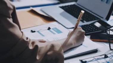 Finans, bütçe ve vergi hesapları. Kadın elini hesap makinesiyle kapatarak ev finansmanı hesaplama, masadaki dizüstü bilgisayarla muhasebe, bütçe yönetimi, aylık harcamalar.