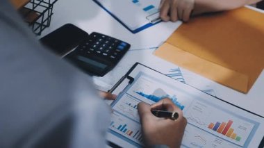 Finans, bütçe ve vergi hesapları. Kadın elini hesap makinesiyle kapatarak ev finansmanı hesaplama, masadaki dizüstü bilgisayarla muhasebe, bütçe yönetimi, aylık harcamalar.