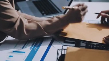 Finans, bütçe ve vergi hesapları. Kadın elini hesap makinesiyle kapatarak ev finansmanı hesaplama, masadaki dizüstü bilgisayarla muhasebe, bütçe yönetimi, aylık harcamalar.