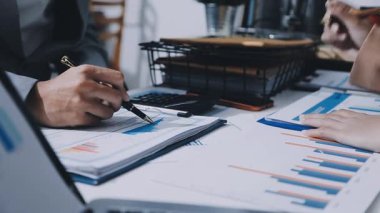 Finans, bütçe ve vergi hesapları. Kadın elini hesap makinesiyle kapatarak ev finansmanı hesaplama, masadaki dizüstü bilgisayarla muhasebe, bütçe yönetimi, aylık harcamalar.