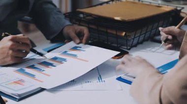 Finans, bütçe ve vergi hesapları. Kadın elini hesap makinesiyle kapatarak ev finansmanı hesaplama, masadaki dizüstü bilgisayarla muhasebe, bütçe yönetimi, aylık harcamalar.