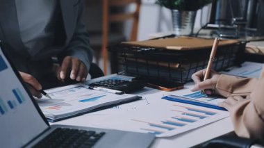 Finans, bütçe ve vergi hesapları. Kadın elini hesap makinesiyle kapatarak ev finansmanı hesaplama, masadaki dizüstü bilgisayarla muhasebe, bütçe yönetimi, aylık harcamalar.