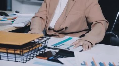 Finans, bütçe ve vergi hesapları. Kadın elini hesap makinesiyle kapatarak ev finansmanı hesaplama, masadaki dizüstü bilgisayarla muhasebe, bütçe yönetimi, aylık harcamalar.