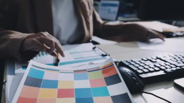 Finans, bütçe ve vergi hesapları. Kadın elini hesap makinesiyle kapatarak ev finansmanı hesaplama, masadaki dizüstü bilgisayarla muhasebe, bütçe yönetimi, aylık harcamalar.