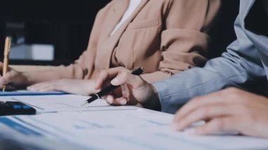 Finans, bütçe ve vergi hesapları. Kadın elini hesap makinesiyle kapatarak ev finansmanı hesaplama, masadaki dizüstü bilgisayarla muhasebe, bütçe yönetimi, aylık harcamalar.