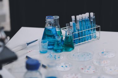 Klinik laboratuvarında çalışan araştırmacılar.