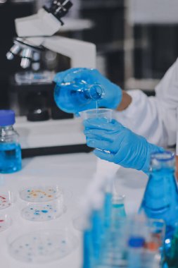 Klinik laboratuvarında çalışan araştırmacılar.