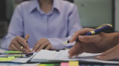 Uxui tasarımcılarından oluşan bir ekip bilgisayar ekranını işaret ederek ofiste yeni mobil uygulama tasarımını tartışıyor.