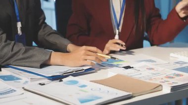 Uxui tasarımcılarından oluşan bir ekip bilgisayar ekranını işaret ederek ofiste yeni mobil uygulama tasarımını tartışıyor.