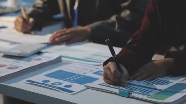 Uxui tasarımcılarından oluşan bir ekip bilgisayar ekranını işaret ederek ofiste yeni mobil uygulama tasarımını tartışıyor.