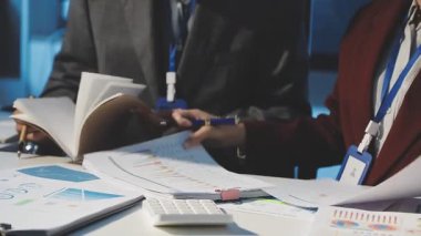 Milenyum Asyalı iş adamları ve iş kadınları yeni evrak projeleri hakkında fikir alışverişinde bulunuyorlar. İş arkadaşları birlikte çalışıyorlar. Başarı stratejisi planlıyorlar..