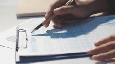 Milenyum Asyalı iş adamları ve iş kadınları yeni evrak projeleri hakkında fikir alışverişinde bulunuyorlar. İş arkadaşları birlikte çalışıyorlar. Başarı stratejisi planlıyorlar..