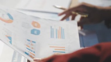 Milenyum Asyalı iş adamları ve iş kadınları yeni evrak projeleri hakkında fikir alışverişinde bulunuyorlar. İş arkadaşları birlikte çalışıyorlar. Başarı stratejisi planlıyorlar..