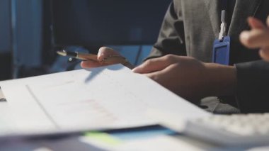 Milenyum Asyalı iş adamları ve iş kadınları yeni evrak projeleri hakkında fikir alışverişinde bulunuyorlar. İş arkadaşları birlikte çalışıyorlar. Başarı stratejisi planlıyorlar..