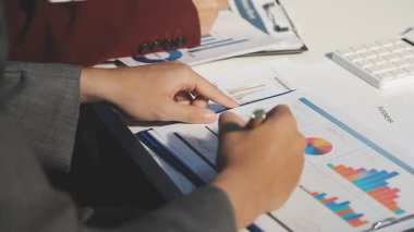 Milenyum Asyalı iş adamları ve iş kadınları yeni evrak projeleri hakkında fikir alışverişinde bulunuyorlar. İş arkadaşları birlikte çalışıyorlar. Başarı stratejisi planlıyorlar..