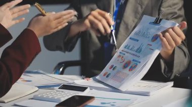 Milenyum Asyalı iş adamları ve iş kadınları yeni evrak projeleri hakkında fikir alışverişinde bulunuyorlar. İş arkadaşları birlikte çalışıyorlar. Başarı stratejisi planlıyorlar..