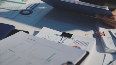 Milenyum Asyalı iş adamları ve iş kadınları yeni evrak projeleri hakkında fikir alışverişinde bulunuyorlar. İş arkadaşları birlikte çalışıyorlar. Başarı stratejisi planlıyorlar..