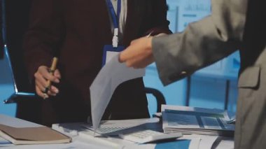 Milenyum Asyalı iş adamları ve iş kadınları yeni evrak projeleri hakkında fikir alışverişinde bulunuyorlar. İş arkadaşları birlikte çalışıyorlar. Başarı stratejisi planlıyorlar..