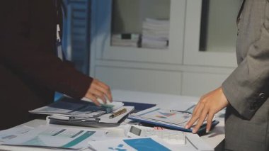 Milenyum Asyalı iş adamları ve iş kadınları yeni evrak projeleri hakkında fikir alışverişinde bulunuyorlar. İş arkadaşları birlikte çalışıyorlar. Başarı stratejisi planlıyorlar..