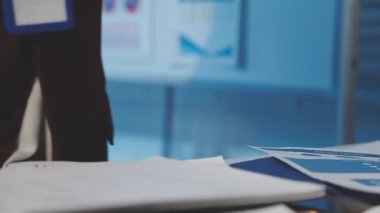 Milenyum Asyalı iş adamları ve iş kadınları yeni evrak projeleri hakkında fikir alışverişinde bulunuyorlar. İş arkadaşları birlikte çalışıyorlar. Başarı stratejisi planlıyorlar..