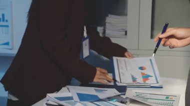 Milenyum Asyalı iş adamları ve iş kadınları yeni evrak projeleri hakkında fikir alışverişinde bulunuyorlar. İş arkadaşları birlikte çalışıyorlar. Başarı stratejisi planlıyorlar..