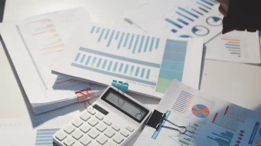 Milenyum Asyalı iş adamları ve iş kadınları yeni evrak projeleri hakkında fikir alışverişinde bulunuyorlar. İş arkadaşları birlikte çalışıyorlar. Başarı stratejisi planlıyorlar..