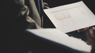 Milenyum Asyalı iş adamları ve iş kadınları yeni evrak projeleri hakkında fikir alışverişinde bulunuyorlar. İş arkadaşları birlikte çalışıyorlar. Başarı stratejisi planlıyorlar..