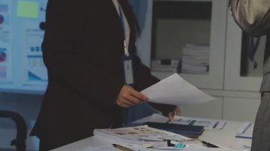 Milenyum Asyalı iş adamları ve iş kadınları yeni evrak projeleri hakkında fikir alışverişinde bulunuyorlar. İş arkadaşları birlikte çalışıyorlar. Başarı stratejisi planlıyorlar..