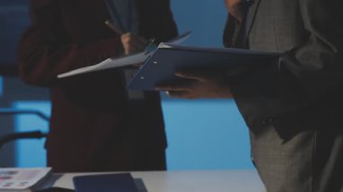 Milenyum Asyalı iş adamları ve iş kadınları yeni evrak projeleri hakkında fikir alışverişinde bulunuyorlar. İş arkadaşları birlikte çalışıyorlar. Başarı stratejisi planlıyorlar..