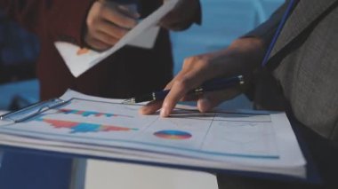 Milenyum Asyalı iş adamları ve iş kadınları yeni evrak projeleri hakkında fikir alışverişinde bulunuyorlar. İş arkadaşları birlikte çalışıyorlar. Başarı stratejisi planlıyorlar..