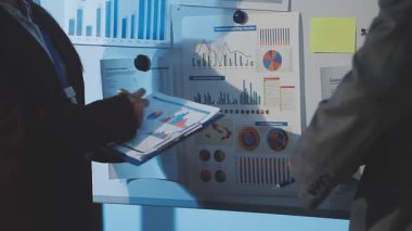 Milenyum Asyalı iş adamları ve iş kadınları yeni evrak projeleri hakkında fikir alışverişinde bulunuyorlar. İş arkadaşları birlikte çalışıyorlar. Başarı stratejisi planlıyorlar..