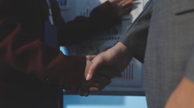 Milenyum Asyalı iş adamları ve iş kadınları yeni evrak projeleri hakkında fikir alışverişinde bulunuyorlar. İş arkadaşları birlikte çalışıyorlar. Başarı stratejisi planlıyorlar..