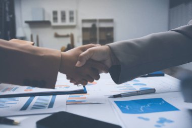 B2B, el sıkışma ve ofiste çalışan bir şirket çalışanının el sıkışması. İş anlaşması, ortaklık ve bir bayan halkla ilişkiler müdürünü işe alıyoruz. Güvenle karşılamaya hazırız.