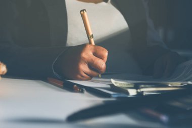 İş kadını ve erkek avukat veya hakim danışmanlığı ve konferansı hukuk firması, hukuk ve hukuk hizmetleri kavramında müvekkil ile takım toplantısı yapmak