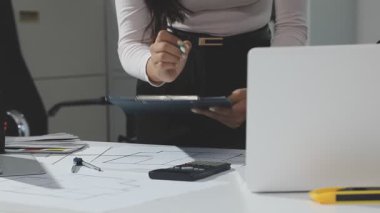 Modellik ve mühendislik araçları, inşaat konsepti ve çalışma sahasındaki proje ortağı ile çalışma planı toplantısı üzerine çalışan mühendis inşaat ve yapı kavramı