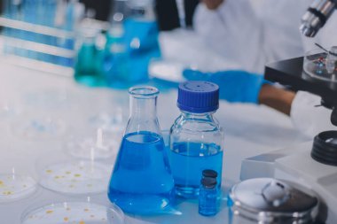 Klinik laboratuvarında çalışan araştırmacılar.