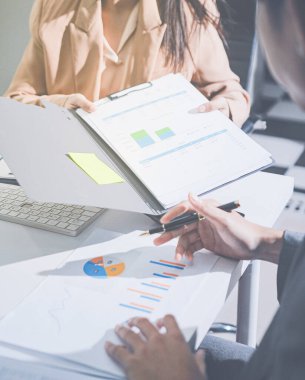 Muhasebe şirketi karlı nakit akışı için finansman ve vergilendirme planlaması, ofiste çalışan muhasebeci, mali verileri ve muhasebe kayıtlarını hesap makinesiyle analiz eder