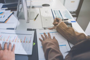 Muhasebe şirketi karlı nakit akışı için finansman ve vergilendirme planlaması, ofiste çalışan muhasebeci, mali verileri ve muhasebe kayıtlarını hesap makinesiyle analiz eder