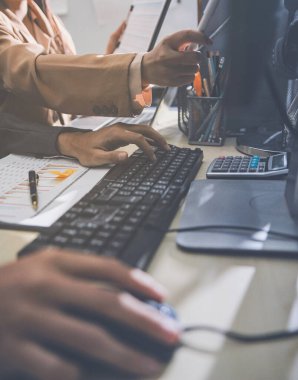 Muhasebe şirketi karlı nakit akışı için finansman ve vergilendirme planlaması, ofiste çalışan muhasebeci, mali verileri ve muhasebe kayıtlarını hesap makinesiyle analiz eder