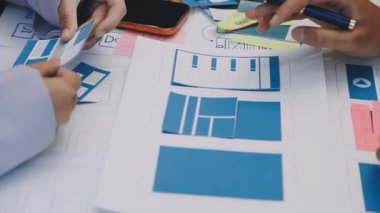 UI UX web tasarımcısı ekibi UI UX ön uç tasarımcısı önizlemeleri ile mobil yanıt veren web siteleri geliştirmek için birlikte çalışıyor