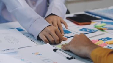 UI UX web tasarımcısı ekibi UI UX ön uç tasarımcısı önizlemeleri ile mobil yanıt veren web siteleri geliştirmek için birlikte çalışıyor