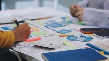 UI UX web tasarımcısı ekibi UI UX ön uç tasarımcısı önizlemeleri ile mobil yanıt veren web siteleri geliştirmek için birlikte çalışıyor