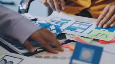 UI UX web tasarımcısı ekibi UI UX ön uç tasarımcısı önizlemeleri ile mobil yanıt veren web siteleri geliştirmek için birlikte çalışıyor