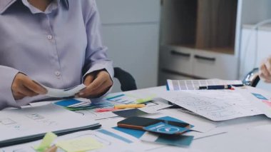 UI UX web tasarımcısı ekibi UI UX ön uç tasarımcısı önizlemeleri ile mobil yanıt veren web siteleri geliştirmek için birlikte çalışıyor