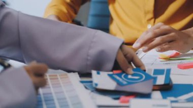 UI UX web tasarımcısı ekibi UI UX ön uç tasarımcısı önizlemeleri ile mobil yanıt veren web siteleri geliştirmek için birlikte çalışıyor