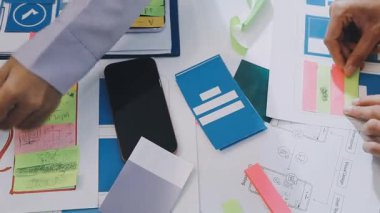 UI UX web tasarımcısı ekibi UI UX ön uç tasarımcısı önizlemeleri ile mobil yanıt veren web siteleri geliştirmek için birlikte çalışıyor