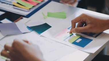 UI UX web tasarımcısı ekibi UI UX ön uç tasarımcısı önizlemeleri ile mobil yanıt veren web siteleri geliştirmek için birlikte çalışıyor